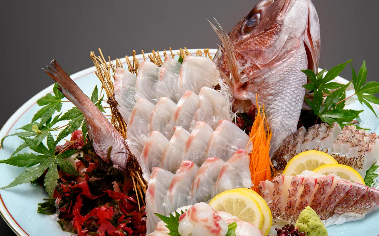 【旬彩割烹白珪】お食事一例・鯛刺し