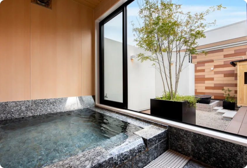 【特別室】中庭を望む源泉かけ流しの半露天風呂